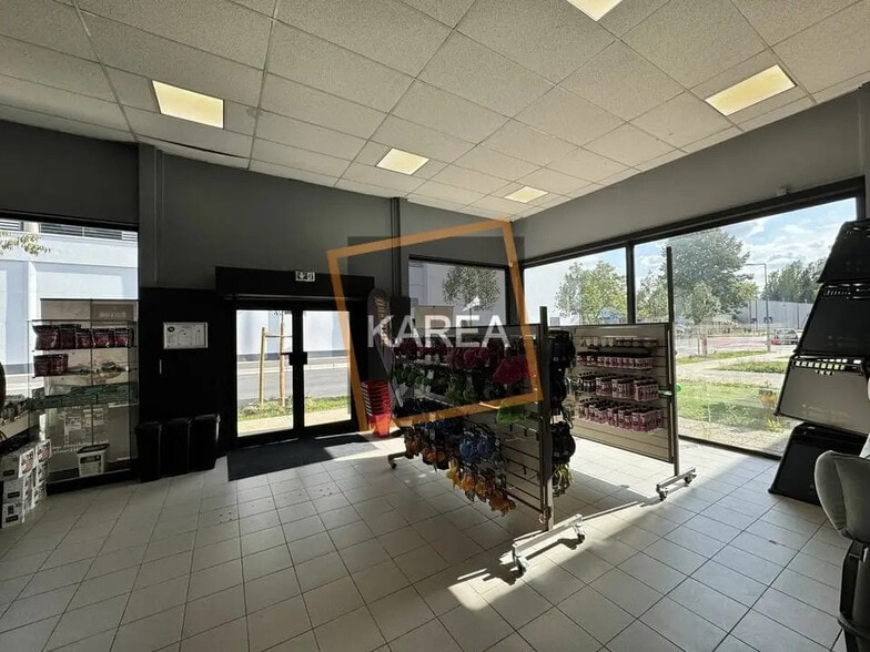 Local commercial dans Saint-Thibault-des-Vignes à louer - Photo de l’immeuble – Image 2 sur 5