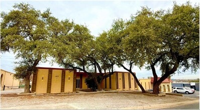 11923 Warfield St, San Antonio, TX à louer Photo de l’immeuble– Image 2 sur 5