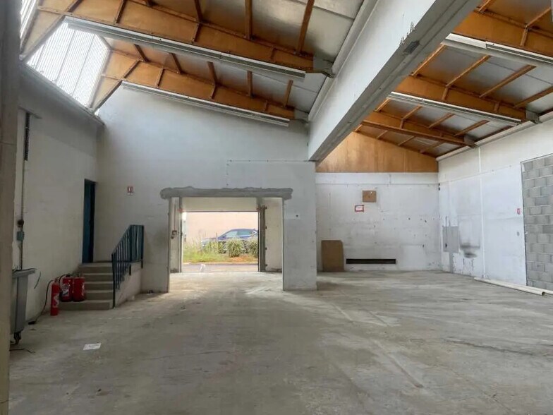 Local d'activités dans Chassieu à vendre - Photo de l’immeuble – Image 1 sur 12