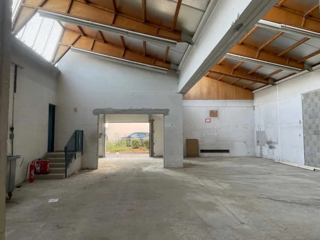 Local d'activités dans Chassieu à vendre Photo de l’immeuble– Image 1 sur 13