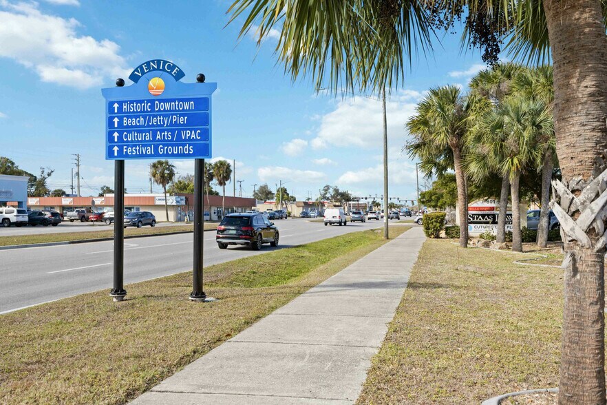 841 E Venice Ave, Venice, FL à vendre - Photo de l’immeuble – Image 2 sur 7