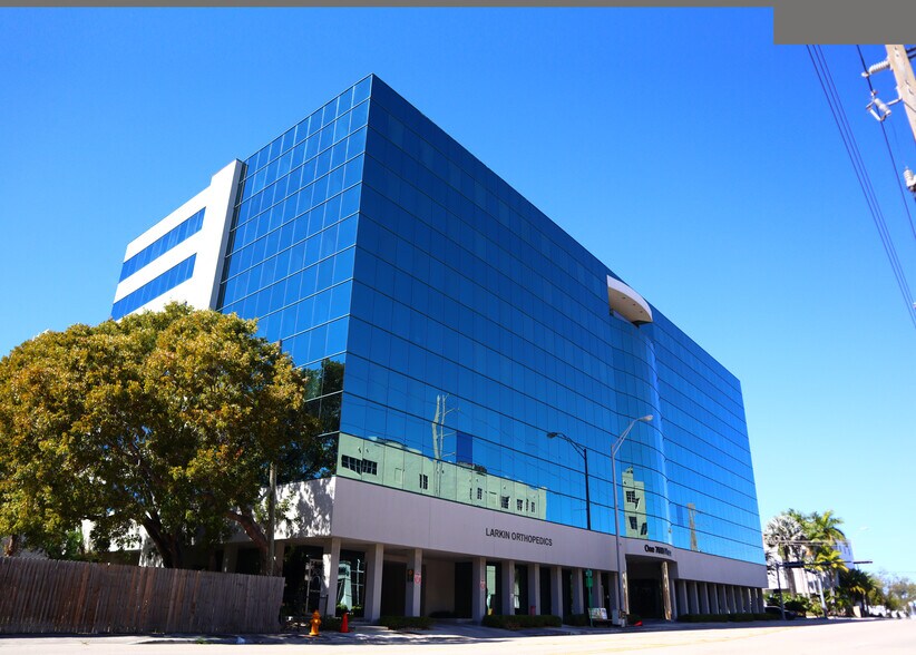 7000 SW 62nd Ave, Miami, FL à louer - Photo de l’immeuble – Image 1 sur 1