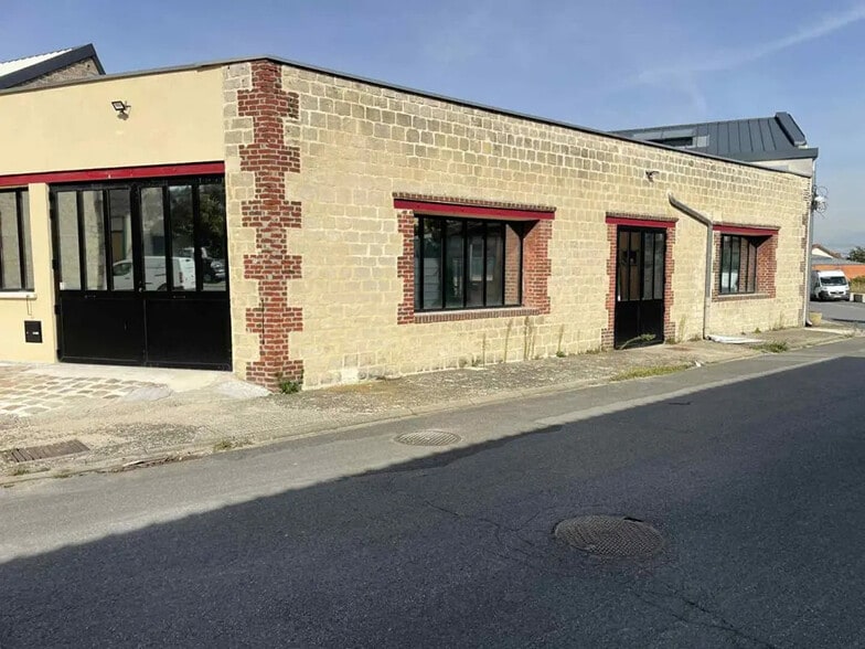 Local d’activités dans Asnières-sur-Oise à louer - Photo de l’immeuble – Image 1 sur 7