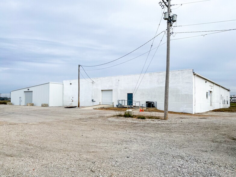 955 N 1st St, Fairmont City, IL à louer - Photo de l’immeuble – Image 1 sur 11