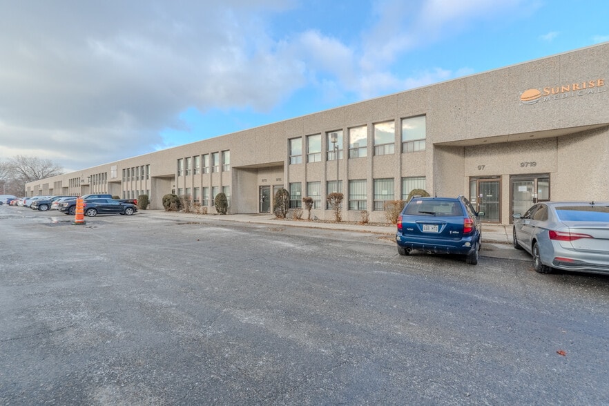 9681-9725 Rue Clément, Montréal, QC à louer - Photo de l’immeuble – Image 1 sur 27