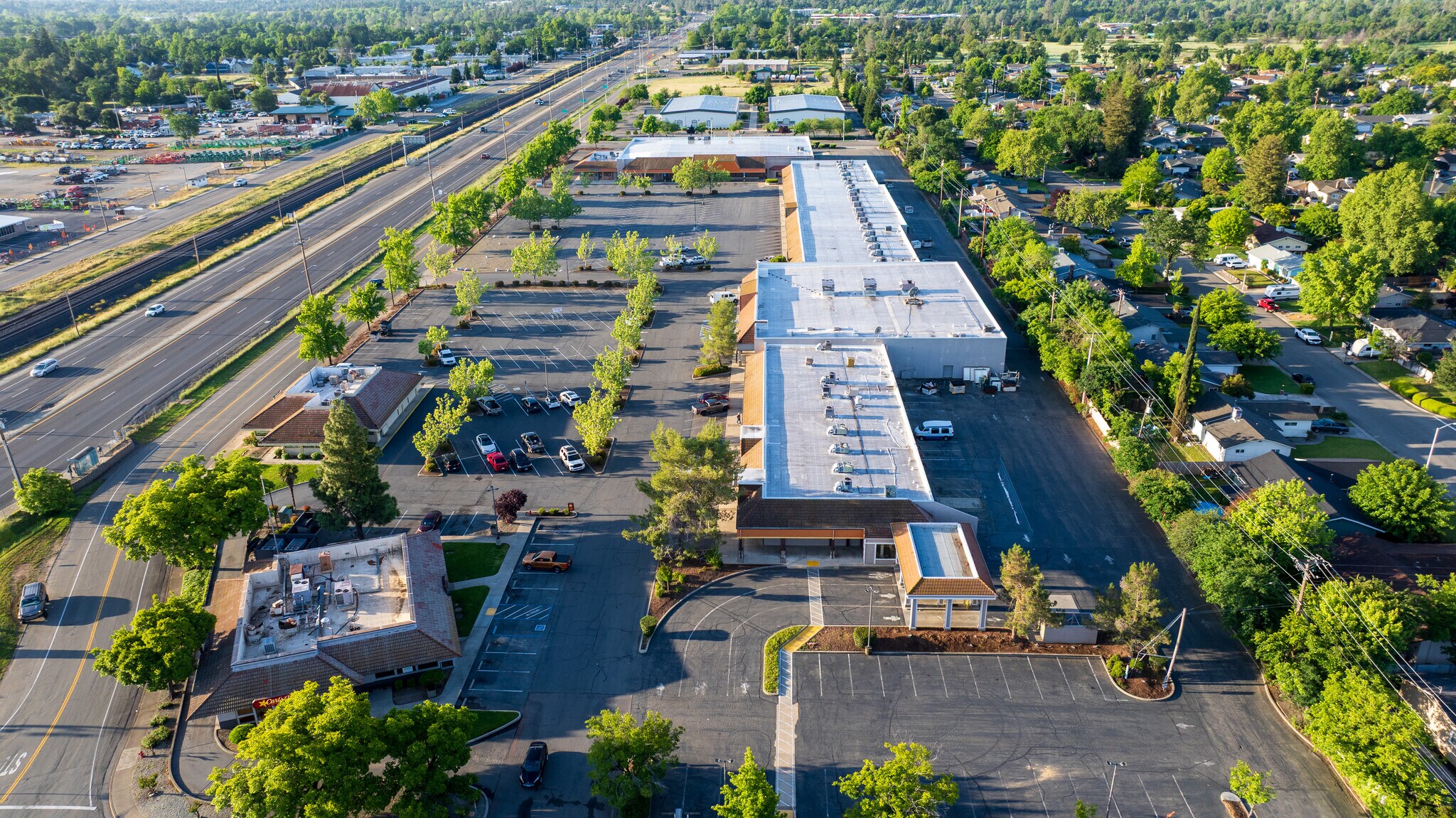 6392-6512 Westside Rd, Redding, CA à louer Photo principale– Image 1 sur 58
