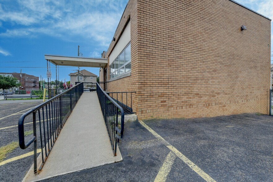 121 Howe Ave, Passaic, NJ à vendre - Photo de l’immeuble – Image 2 sur 19