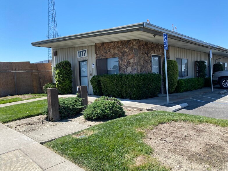 1117 Lone Palm Ave, Modesto, CA à louer - Photo de l’immeuble – Image 1 sur 13