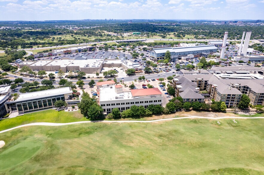 250 E Basse Rd, San Antonio, TX à louer - Photo de l’immeuble – Image 3 sur 18