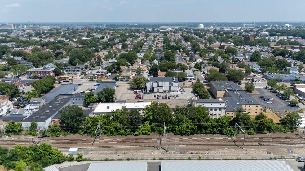 669 Elmwood Ave, Providence, RI à vendre - Photo de l’immeuble – Image 3 sur 7