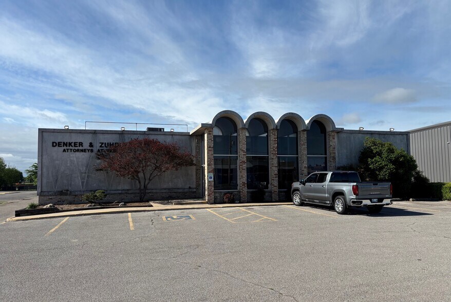 4700 NW 23rd St, Oklahoma City, OK à louer - Photo de l’immeuble – Image 2 sur 7
