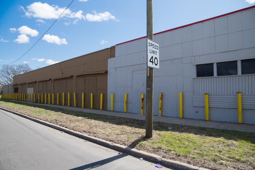 300 E 8 Mile Rd, Detroit, MI à vendre - Photo de l’immeuble – Image 3 sur 6