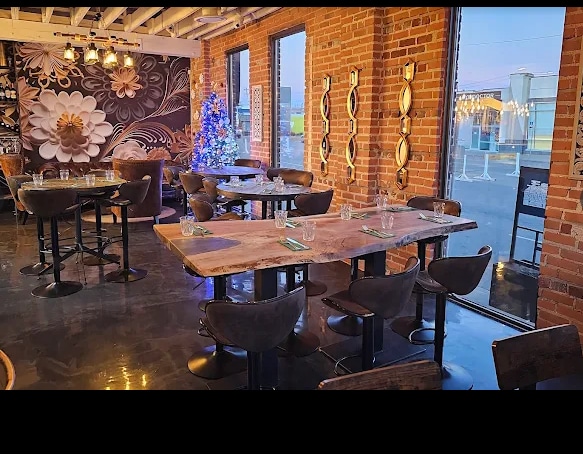 10906 105 Av NW, Edmonton, AB à louer - Photo de l’immeuble – Image 3 sur 5