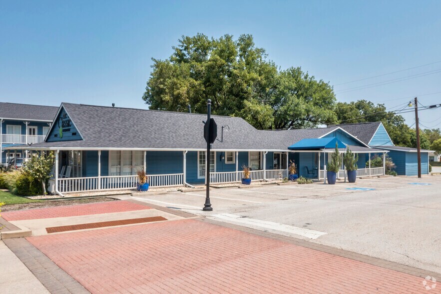 504 N Oak St, Roanoke, TX à vendre - Photo de l’immeuble – Image 2 sur 5