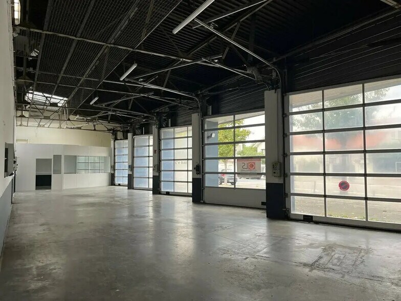 Local d’activités dans Vénissieux à louer - Photo de l’immeuble – Image 2 sur 13