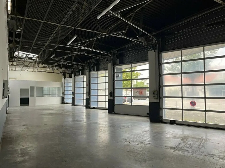 Local d’activités dans Vénissieux à louer - Photo intérieure – Image 2 sur 13