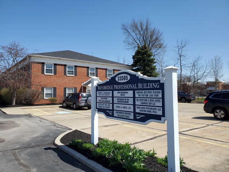 33595 Bainbridge Rd, Solon, OH à louer - Photo de l’immeuble – Image 1 sur 13