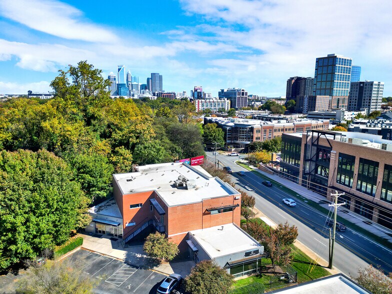 2010 S Tryon St, Charlotte, NC à vendre - Photo de l’immeuble – Image 2 sur 28