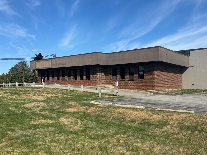 80 Lawrence Bell Dr, Williamsville, NY à vendre - Photo de l’immeuble – Image 2 sur 5