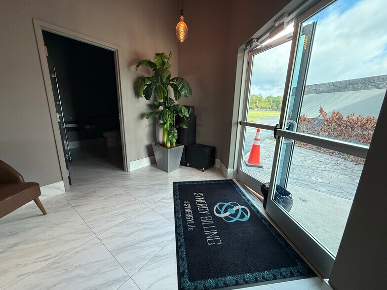 1200 Synergy Way, Holly Hill, FL à vendre - Photo intérieure – Image 2 sur 9