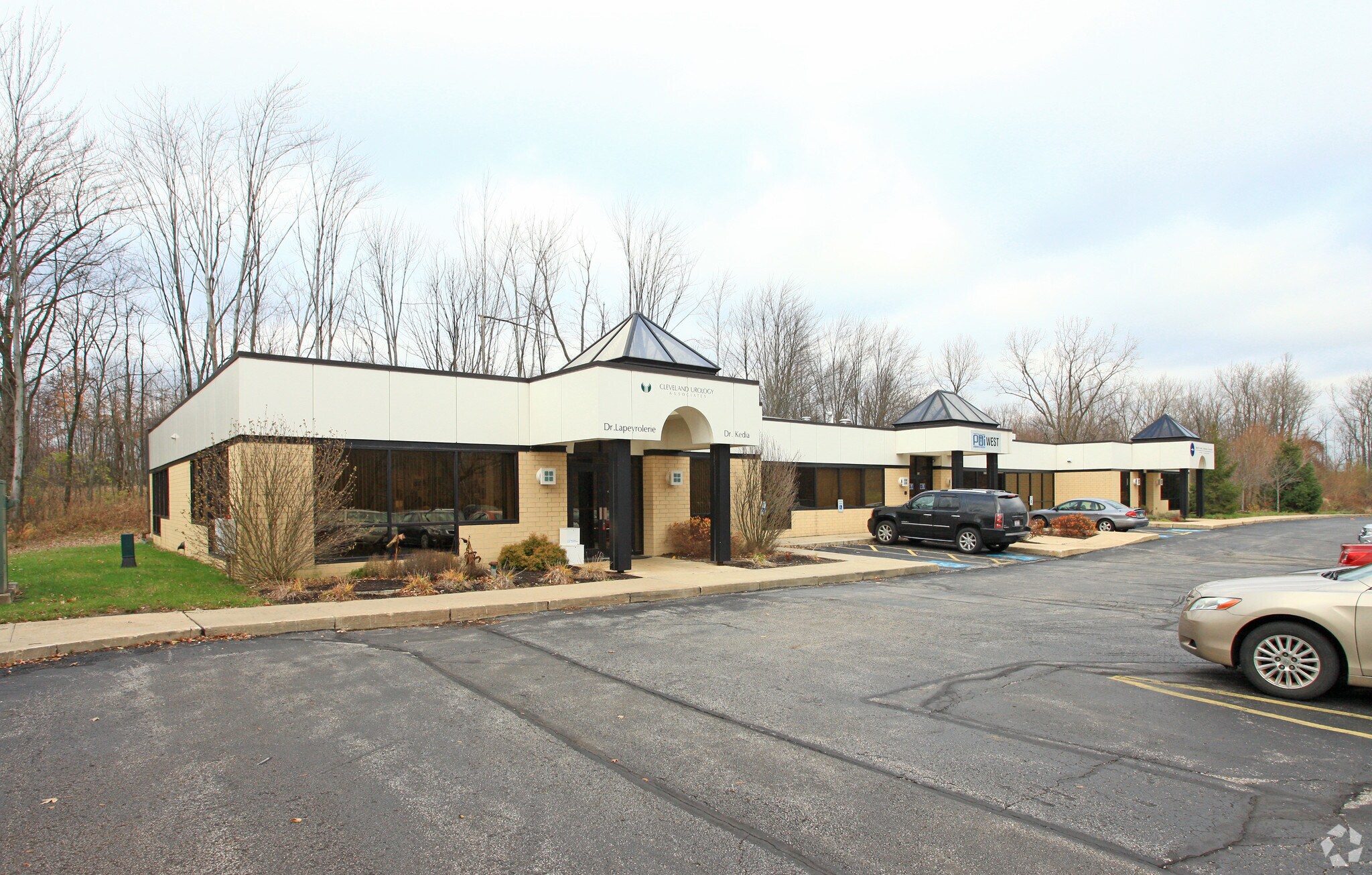 19250 E Bagley Rd, Cleveland, OH à louer Photo principale– Image 1 sur 4