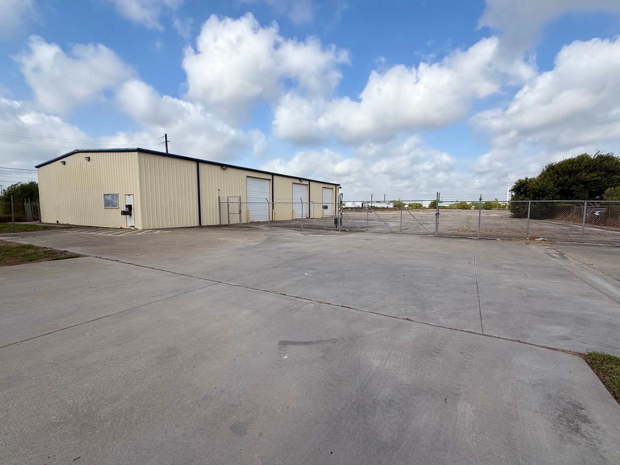 433 N Navigation Blvd, Corpus Christi, TX à louer Photo de l’immeuble– Image 1 sur 7