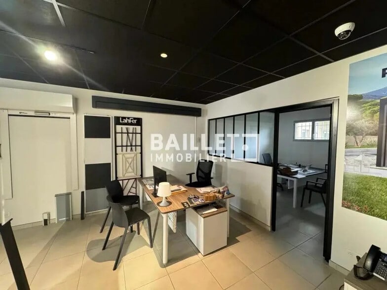 Local commercial dans Mandelieu-la-Napoule à louer - Photo de l’immeuble – Image 3 sur 12