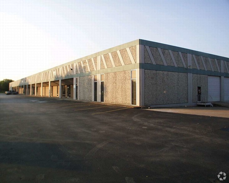 7100 N Loop Fwy E, Houston, TX à louer - Photo de l’immeuble – Image 1 sur 9