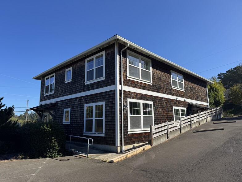2210 NE 22nd St, Lincoln City, OR à louer - Photo principale – Image 1 sur 5