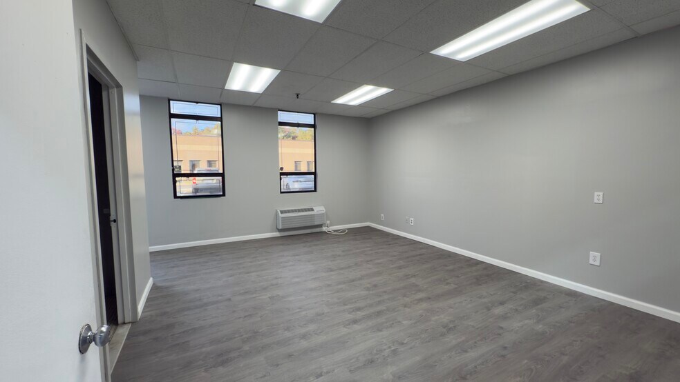1529-1557 Lincoln Ave, Holbrook, NY à louer - Photo de l’immeuble – Image 2 sur 10