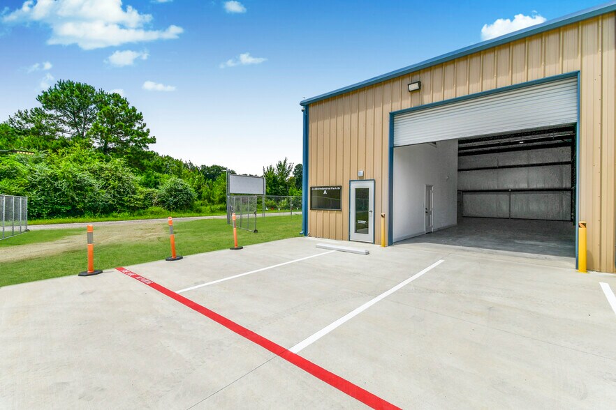 31588 Industrial Park Dr, Pinehurst, TX à louer - Photo de l’immeuble – Image 3 sur 15