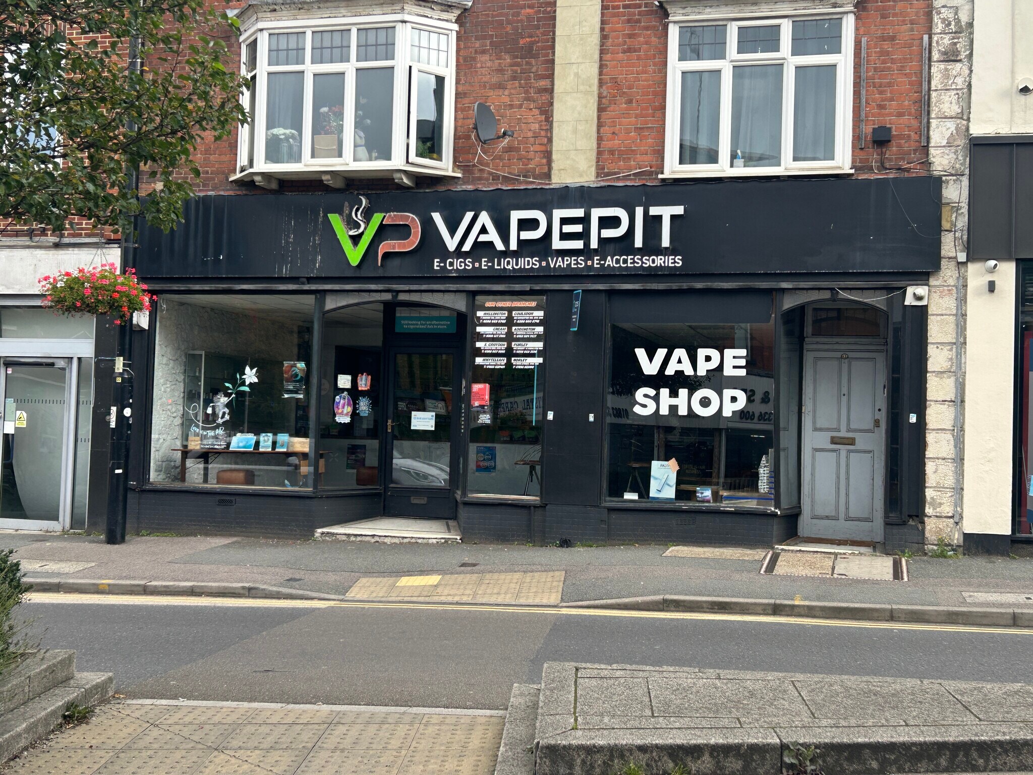 12 The Square, Caterham à louer Photo de l’immeuble– Image 1 sur 2