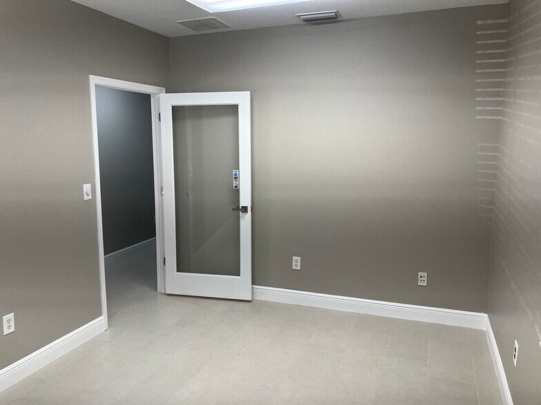 3216 Cove Bend Dr, Lutz, FL à vendre - Photo de l’immeuble – Image 2 sur 18