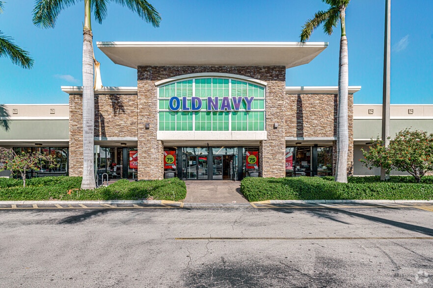 3569-3885 NE 163rd St, North Miami Beach, FL à louer - Photo de l’immeuble – Image 2 sur 12