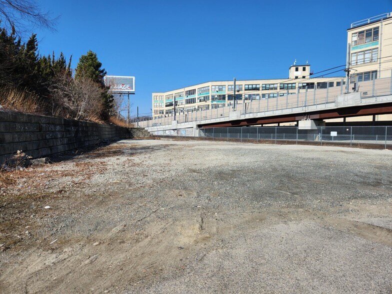 51 McGrath Highway, Somerville, MA à louer - Photo de l’immeuble – Image 3 sur 4