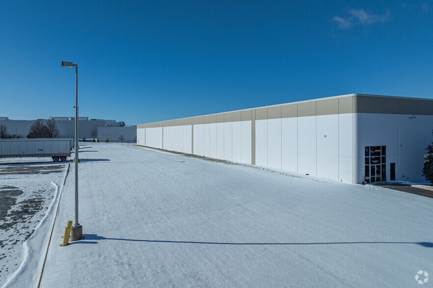 333 Gibraltar Dr, Bolingbrook, IL à louer - Photo de l’immeuble – Image 3 sur 5