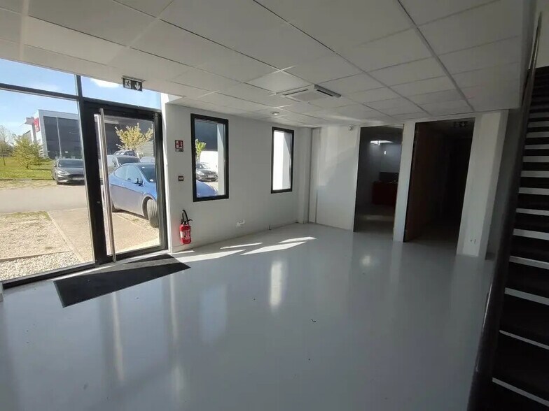 Local d'activités dans Vaulx-Milieu à vendre - Photo de l’immeuble – Image 3 sur 6