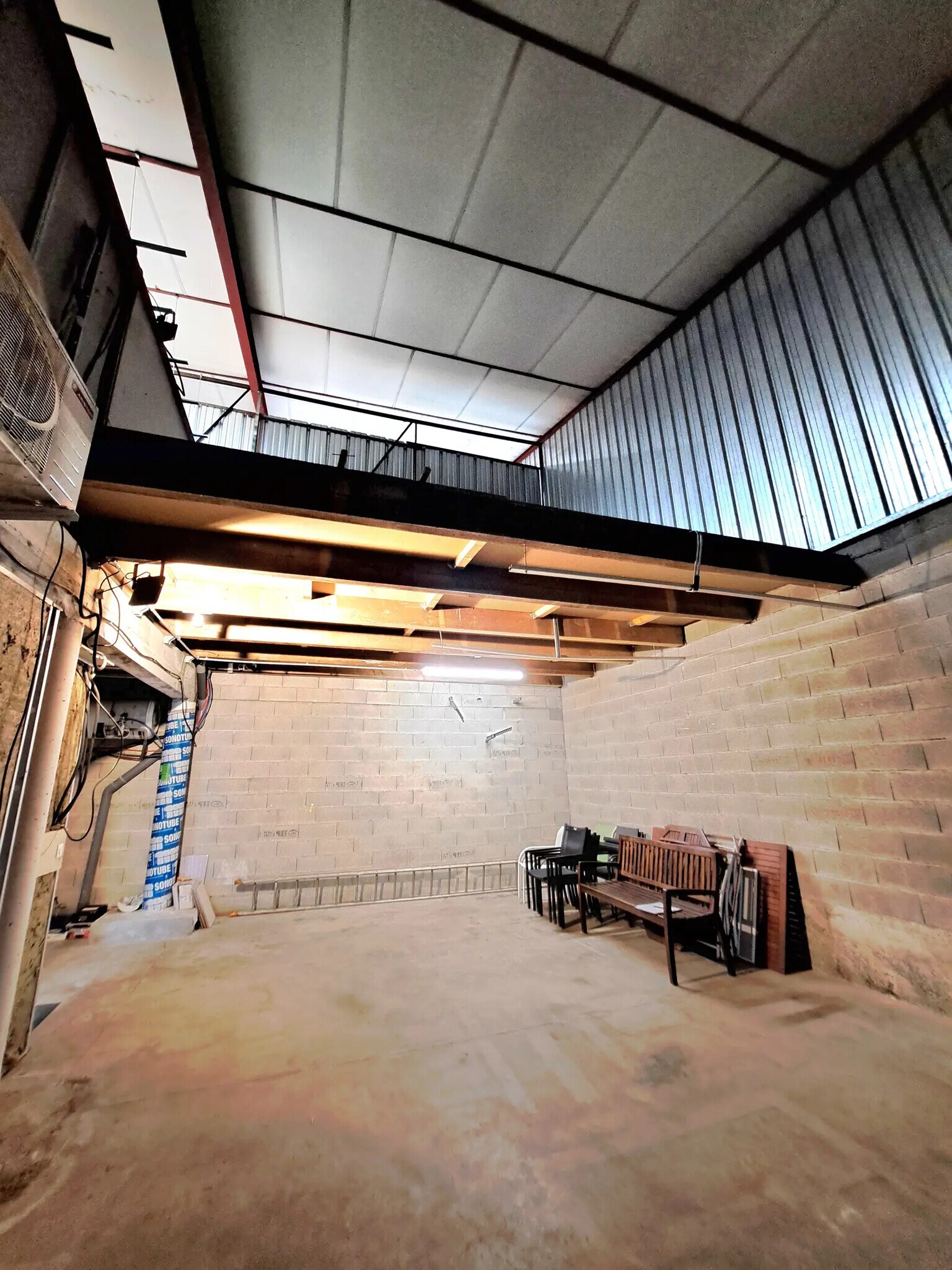 Local d'activités dans Roquebrune-sur-Argens à vendre Photo intérieure– Image 1 sur 6