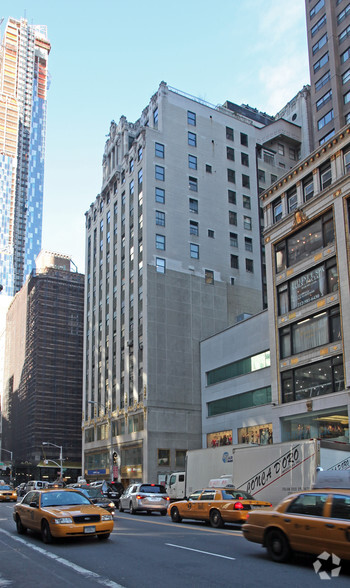 57 W 57th St, New York, NY à louer - Photo de l’immeuble – Image 3 sur 20