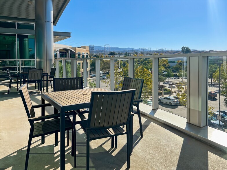 25350 Magic Mountain Pky, Valencia, CA à louer - Photo intérieure – Image 3 sur 15