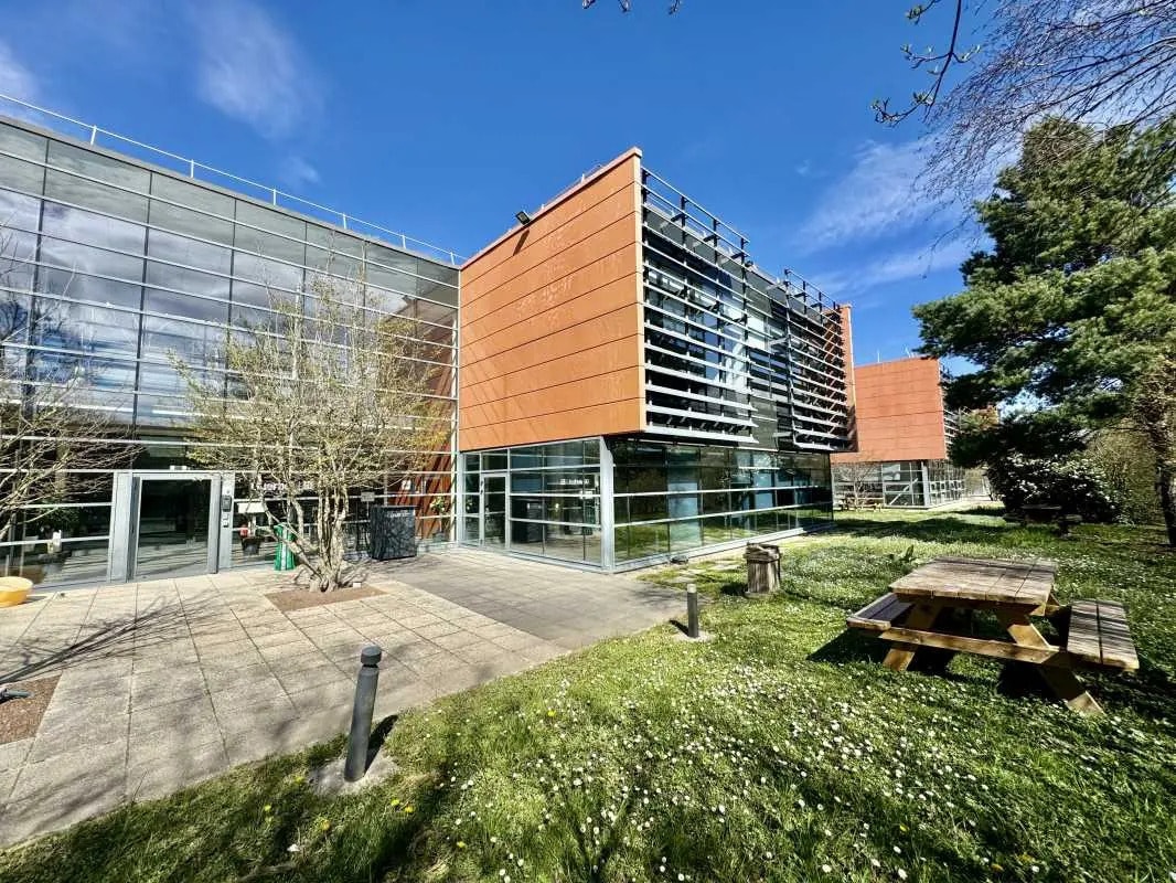 117 Allée Des Parcs, Saint-Priest à louer Photo de l’immeuble– Image 1 sur 5