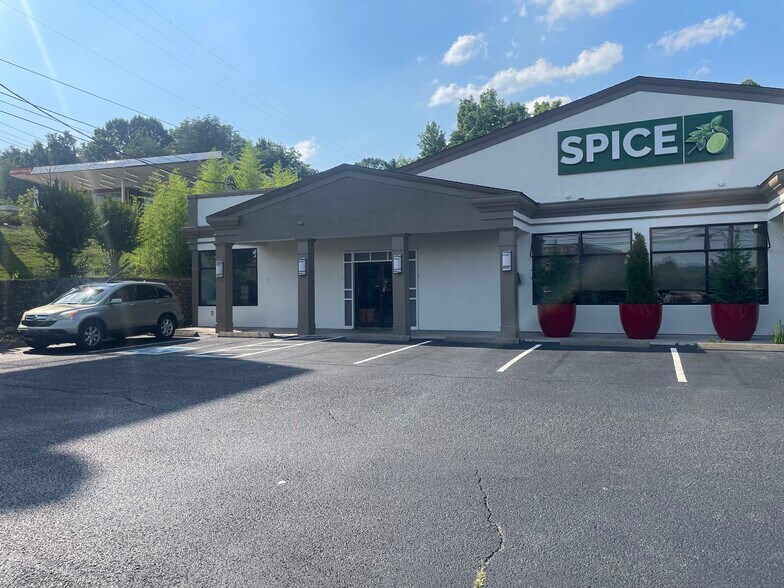 6213 Kingston Pike, Knoxville, TN à louer - Photo de l’immeuble – Image 1 sur 2