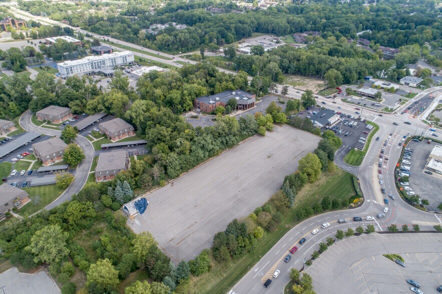 2333 East Beltline Ave SE, Grand Rapids, MI à louer - Photo de l’immeuble – Image 2 sur 5