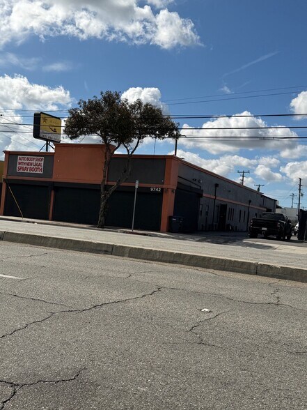 9742 Artesia Blvd, Bellflower, CA à louer - Photo de l’immeuble – Image 1 sur 19