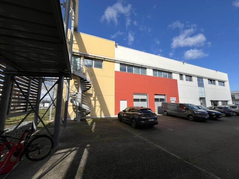 50 Rue Jean Zay, Saint-Priest à louer - Photo de l’immeuble – Image 3 sur 12