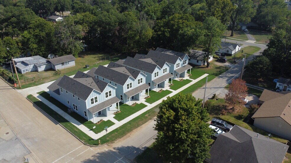 718 N Weenonah Ave, Claremore, OK à vendre - Aérien – Image 1 sur 38
