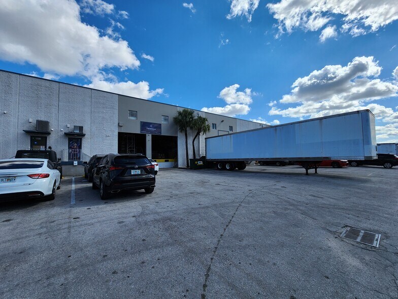 8741-8891 NW 102nd St, Medley, FL à louer - Photo de l’immeuble – Image 3 sur 6