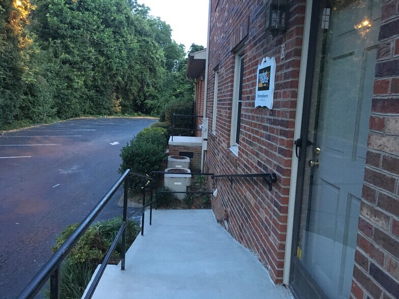 725 W Main St, Jamestown, NC à louer - Photo de l’immeuble – Image 3 sur 17