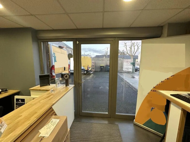 Industriel/Logistique dans Dammarie à louer - Photo de l’immeuble – Image 2 sur 13