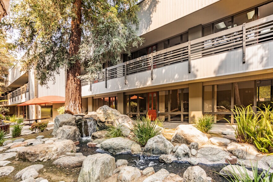 1370 N Brea Blvd, Fullerton, CA à louer - Photo de l’immeuble – Image 1 sur 5